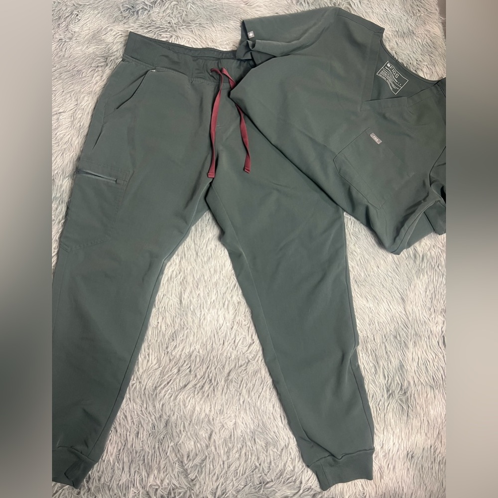 Figs Catarina One-Pocket Scrub Top & Zamora Jogger Scrub Pants Set in Bonsai L